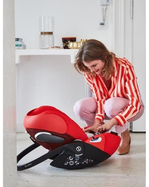 Автокресло Cybex Cloud Z i-Size (0-13 кг), Spring Blossom Dark (Черный с рисунком)